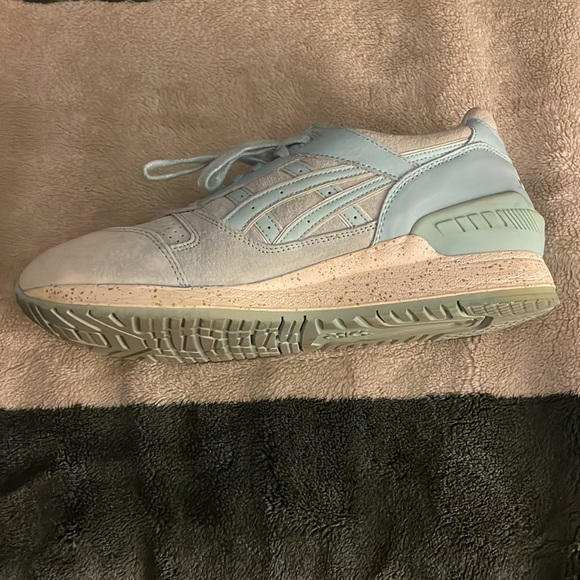 ASICS - Picture 3 of 3